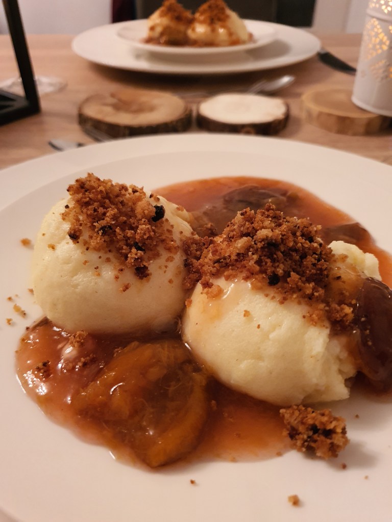 Grießknödel mit Pflaumenkompott